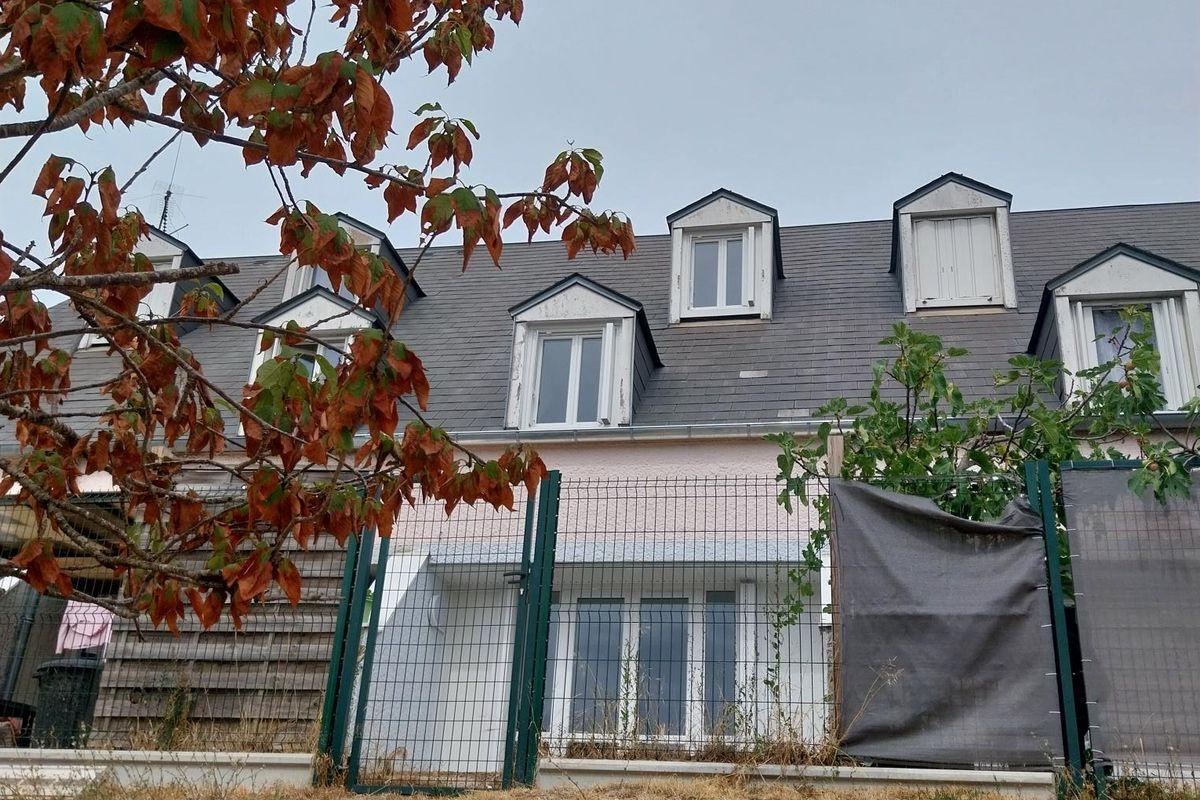 Maison d'architecte à Saint Denis De L Hotel 4